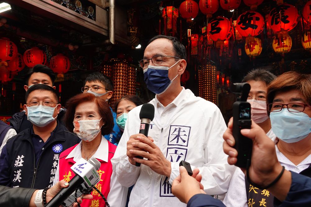 國民黨主席朱立倫上午陪同宜蘭縣長林姿妙前往市場掃街拜票。林泊志攝