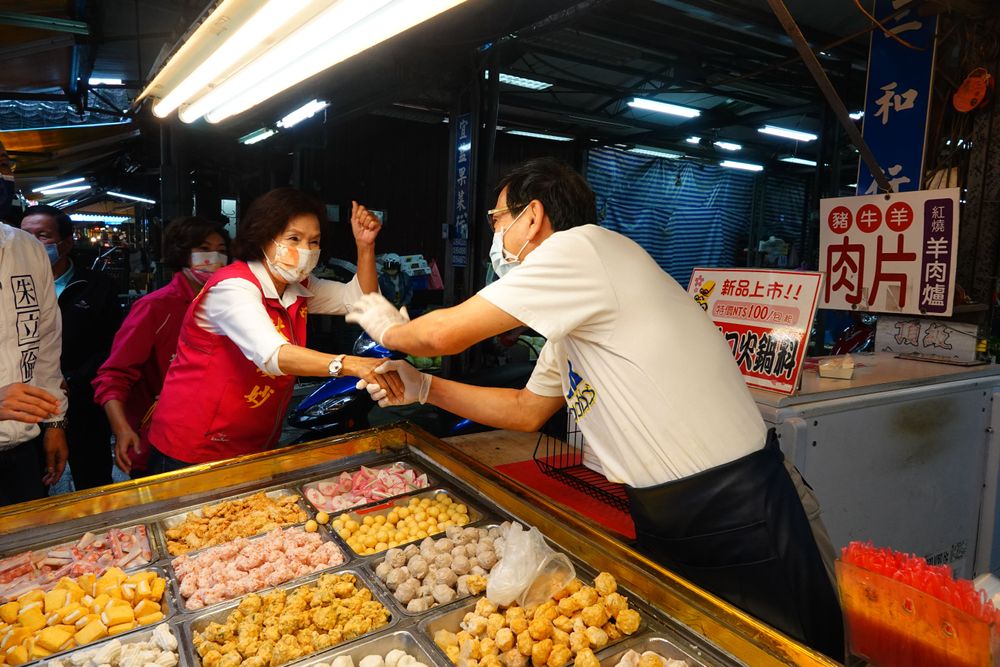 尋求連任的宜蘭縣長林姿妙一走進市場內不放過每一位攤商的手，一定握到。林泊志攝