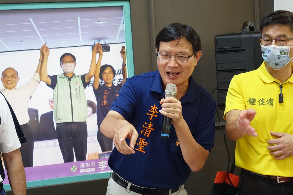 民進黨屏東市長參選人李清聖表示，看板反映市民的心聲。羅琦文攝
