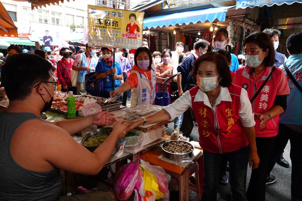 宜蘭縣長林姿妙前往宜蘭市南館市場掃街拜票。林泊志攝