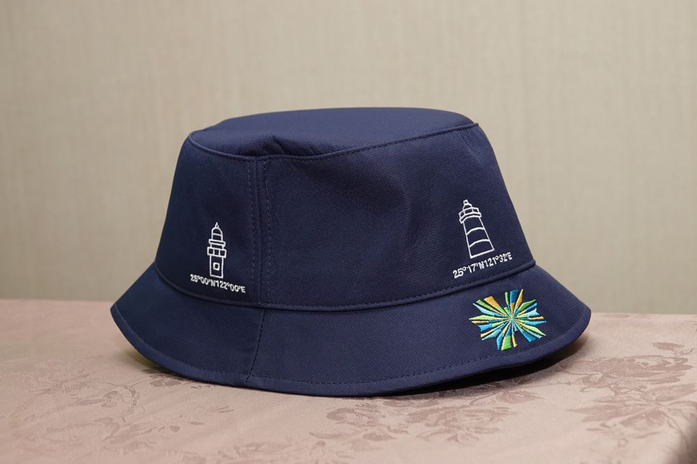 國慶禮賓帽呈現台灣本島最東三貂角燈塔、最西國聖燈塔、最南鵝鑾鼻燈塔、最北富貴角燈塔。陳德興攝