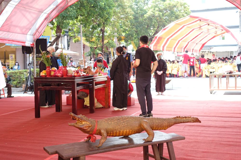 韩愈文化祭的祭坛旁摆设一只鳄鱼标本，记述著韩愈《祭鳄鱼文》为民除害的事迹。罗琦文摄