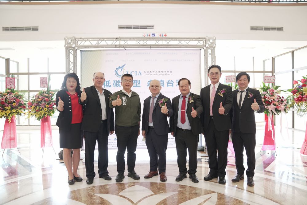 蔡其昌與低碳綠能產業聯盟成員交換多年來在立法院推動綠能的心得。民眾提供