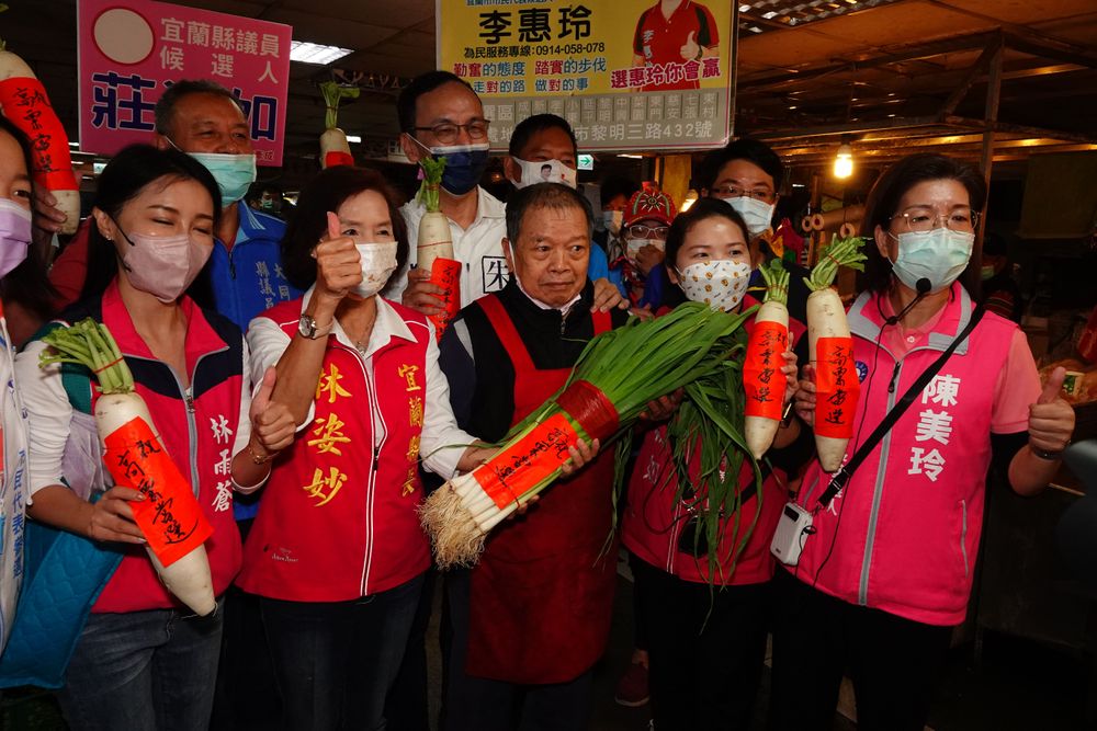 鄉親贈送林姿妙象徵好彩頭及充滿勝算的白蘿蔔、蔥跟蒜，預祝高票當選。林泊志攝