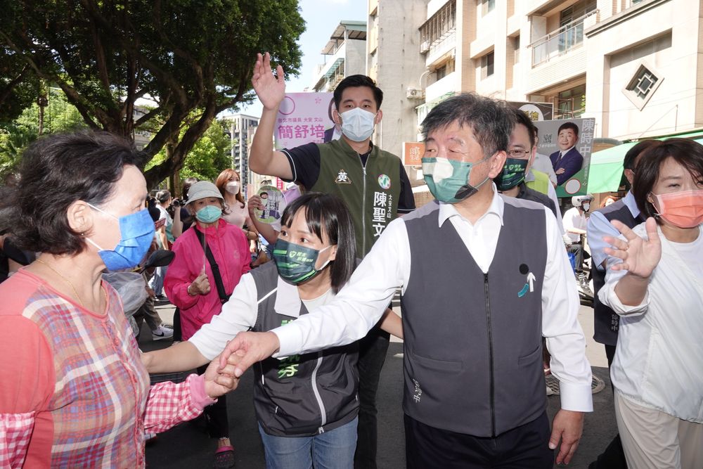 陈时中（右2）说，不相信民众有所谓仇恨值。陈德兴摄