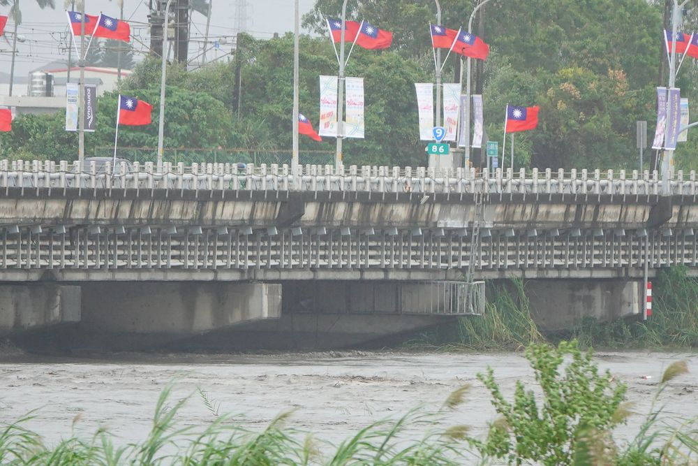 兰阳溪水位暴涨，已达警戒值，四工处说，若水位持续上升，不排除封闭。林泊志摄