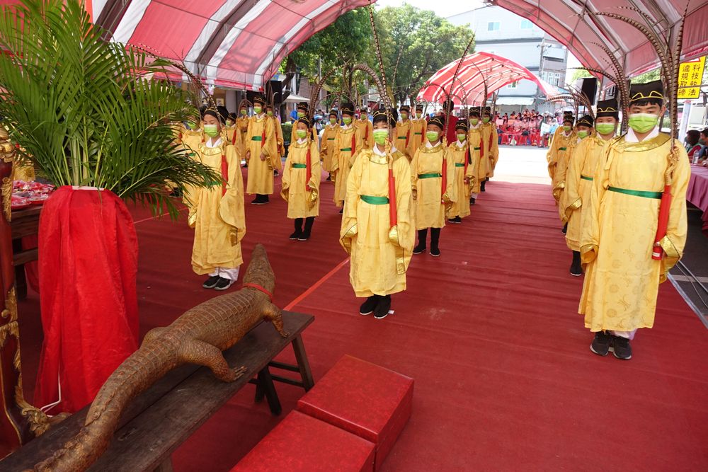 一只鳄鱼摆设在六份舞祭韩文公的祭坛旁。罗琦文摄