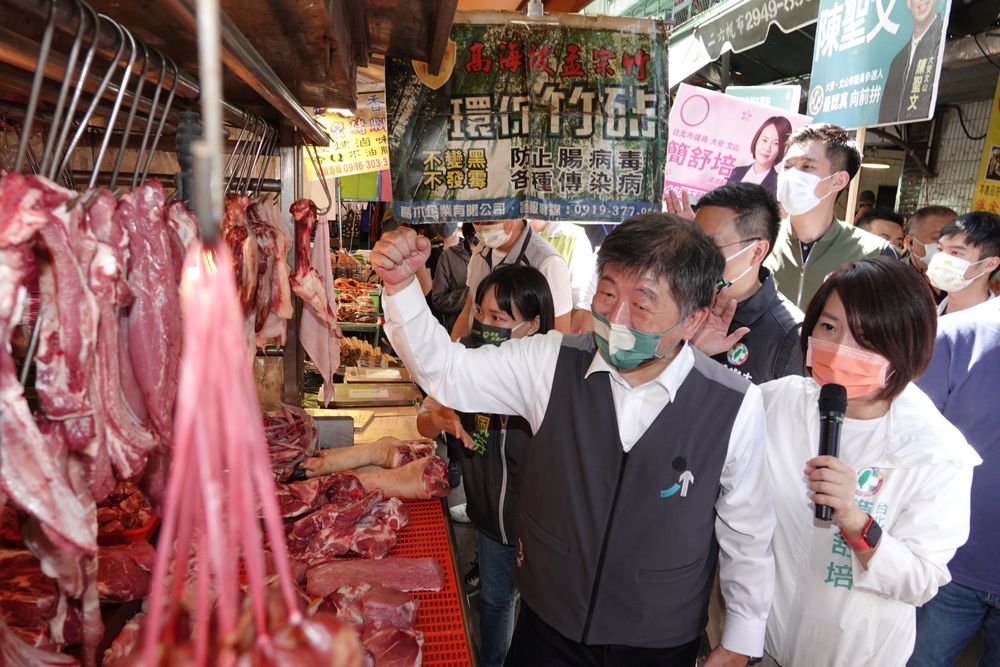 陳時中（右2）今天上午到大安區白蘭市場拜票。陳德興攝