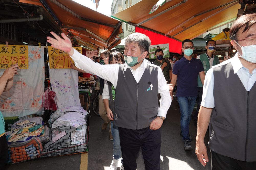 陳時中（中）認為，用性別議題形容時是一條是不尊重的說法。陳德興攝