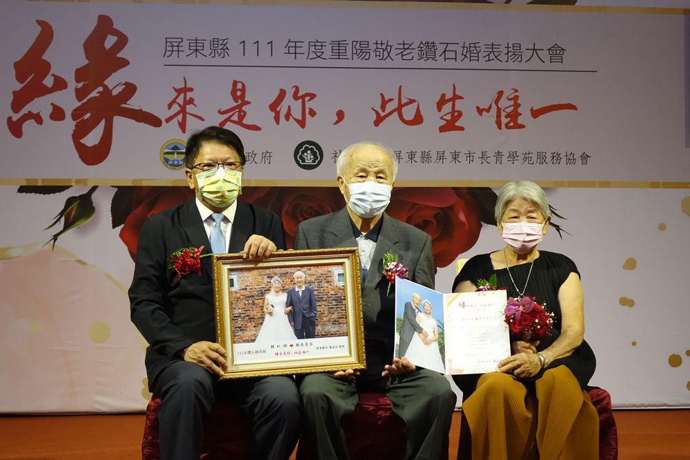 縣府在慶祝活動前聘請攝影師和化妝師到府幫長輩拍攝婚紗照。羅琦文攝