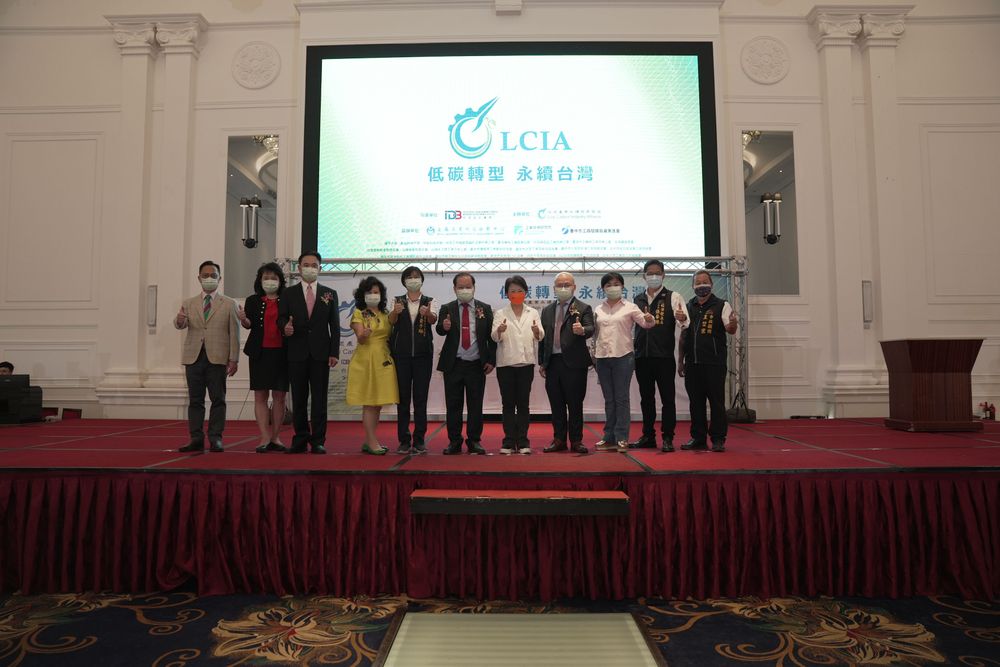 台中市長盧秀燕感謝聯盟企業們積極推動低碳綠能產業環境的努力與用心。民眾提供
