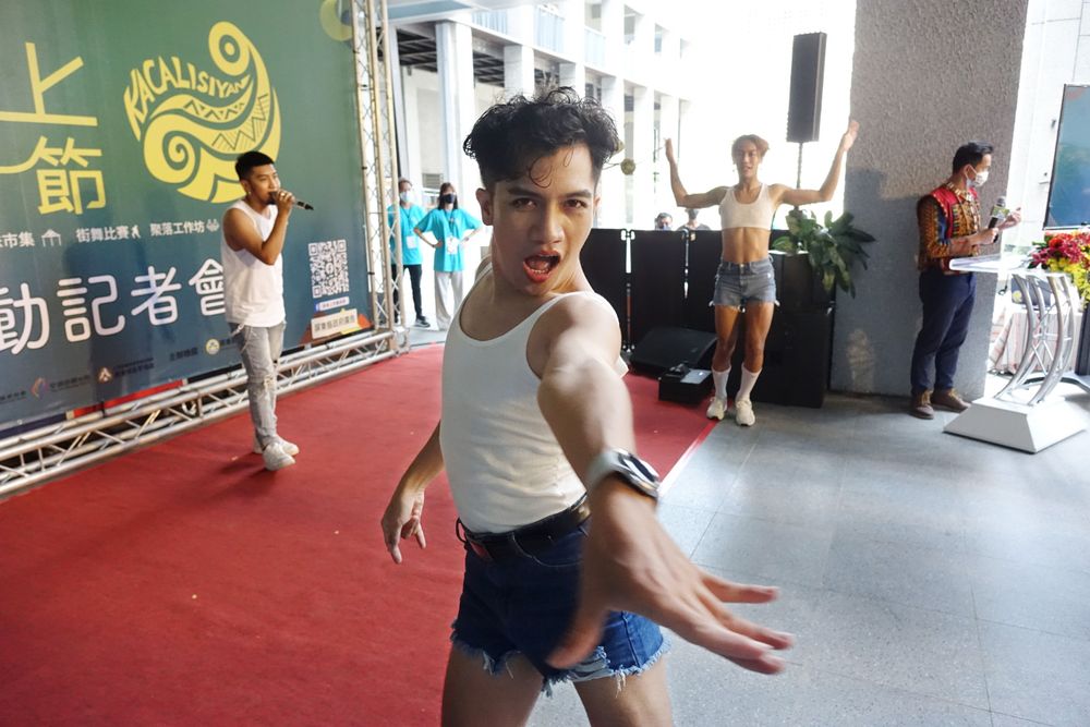 斜坡上的藝術節有許多原民創作歌手及街舞大賽表演。羅琦文攝