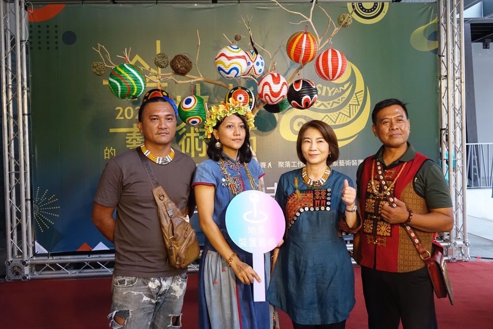 斜坡上的藝術節有許多原民藝術家創作。羅琦文攝