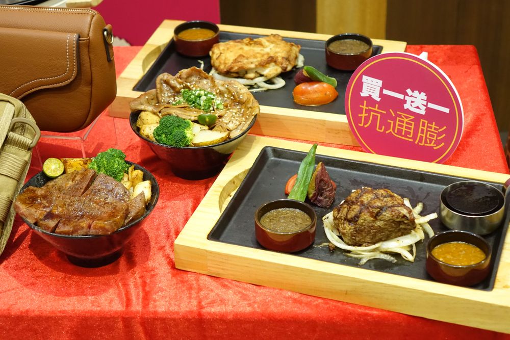 屏東環球購物中心推出旅遊、荷包解封，多項產品及餐飲買一送一。羅琦文攝