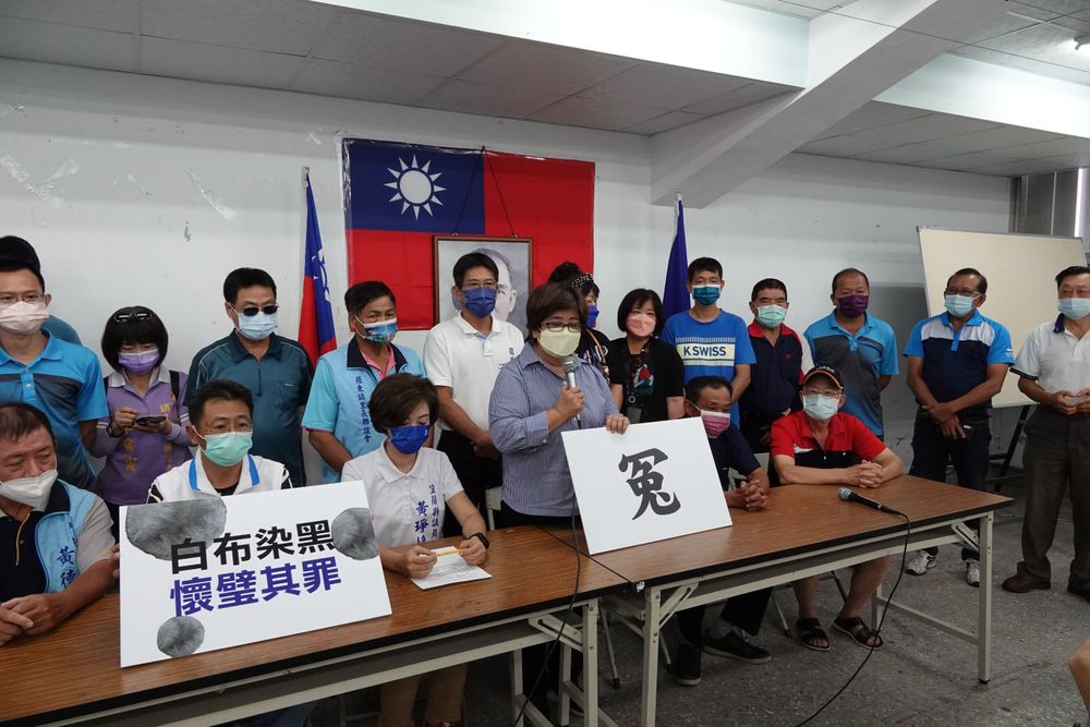 羅東鎮長吳秋齡遭控送紅酒賄選，鎮內多數里長、代表及議員現身力挺送暖，呼籲檢調不要辦藍不辦綠，淪為政治打手。林泊志攝