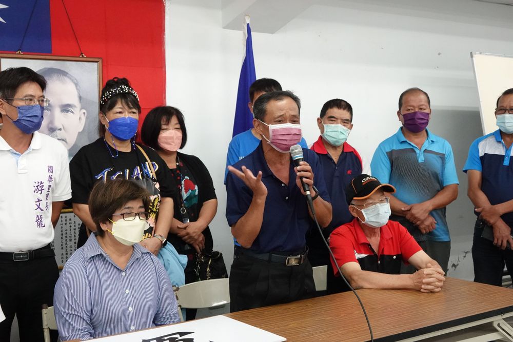 羅東鎮里長聯誼會會長、仁德里里長林啟東率17名里長現身力挺吳秋齡清白。林泊志攝