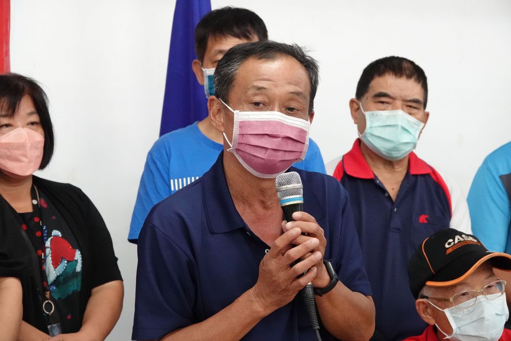 羅東鎮里長聯誼會會長、仁德里里長林啟東率17名里長現身力挺吳秋齡清白。林泊志攝