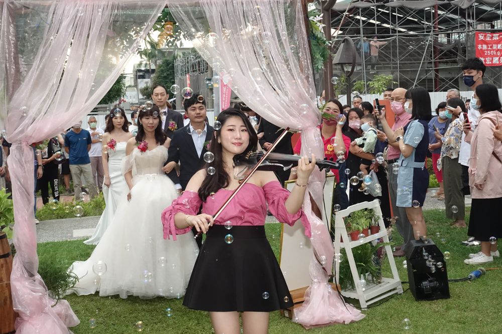 新人在小提琴悠揚聲中進場。羅琦文攝