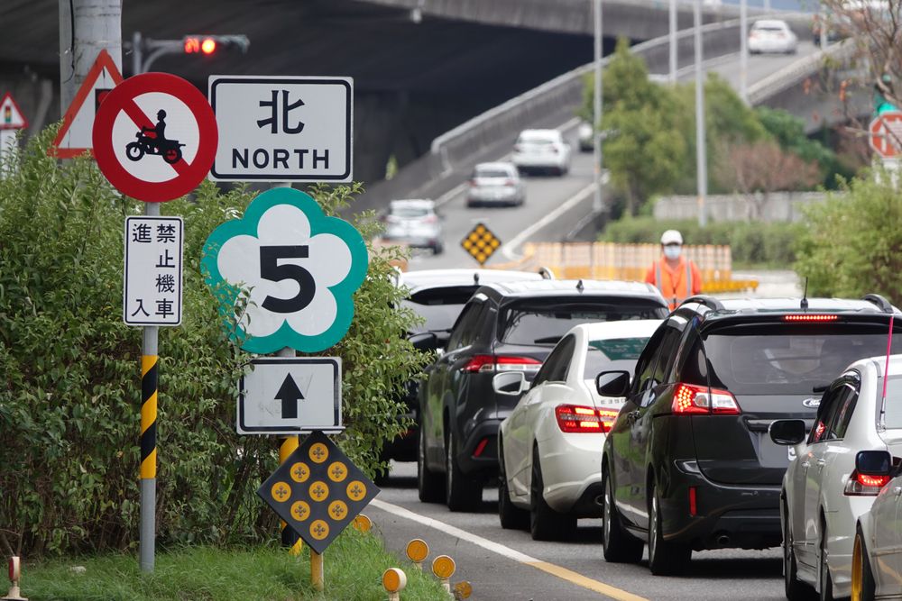 國5宜蘭交流道北上排隊車龍。林泊志攝