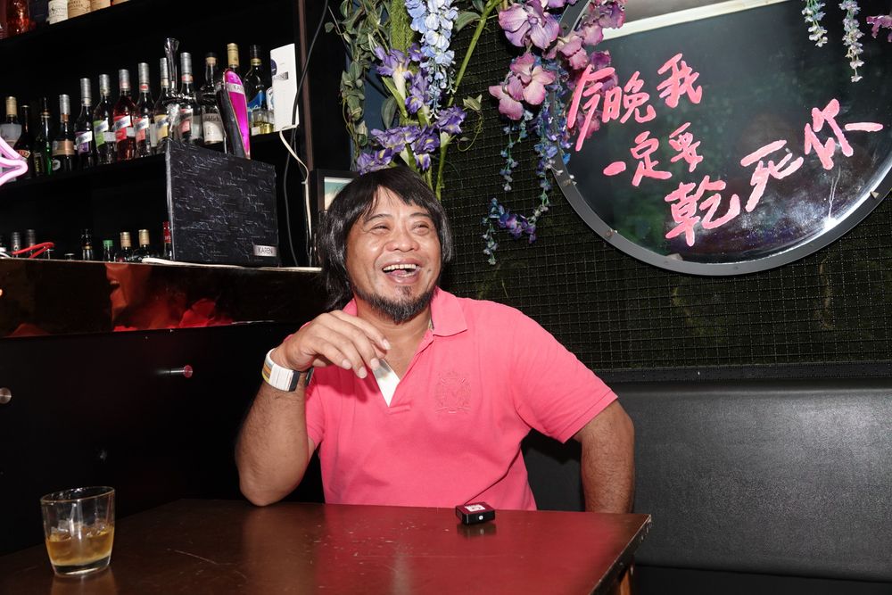 巴大雄天生自帶喜感，戴上讓他爆紅的假髮更增添喜感。陳德興攝.  場地提供：KAREN