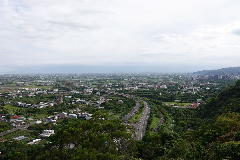 國道5號北上主線午後出現北返車潮。林泊志攝