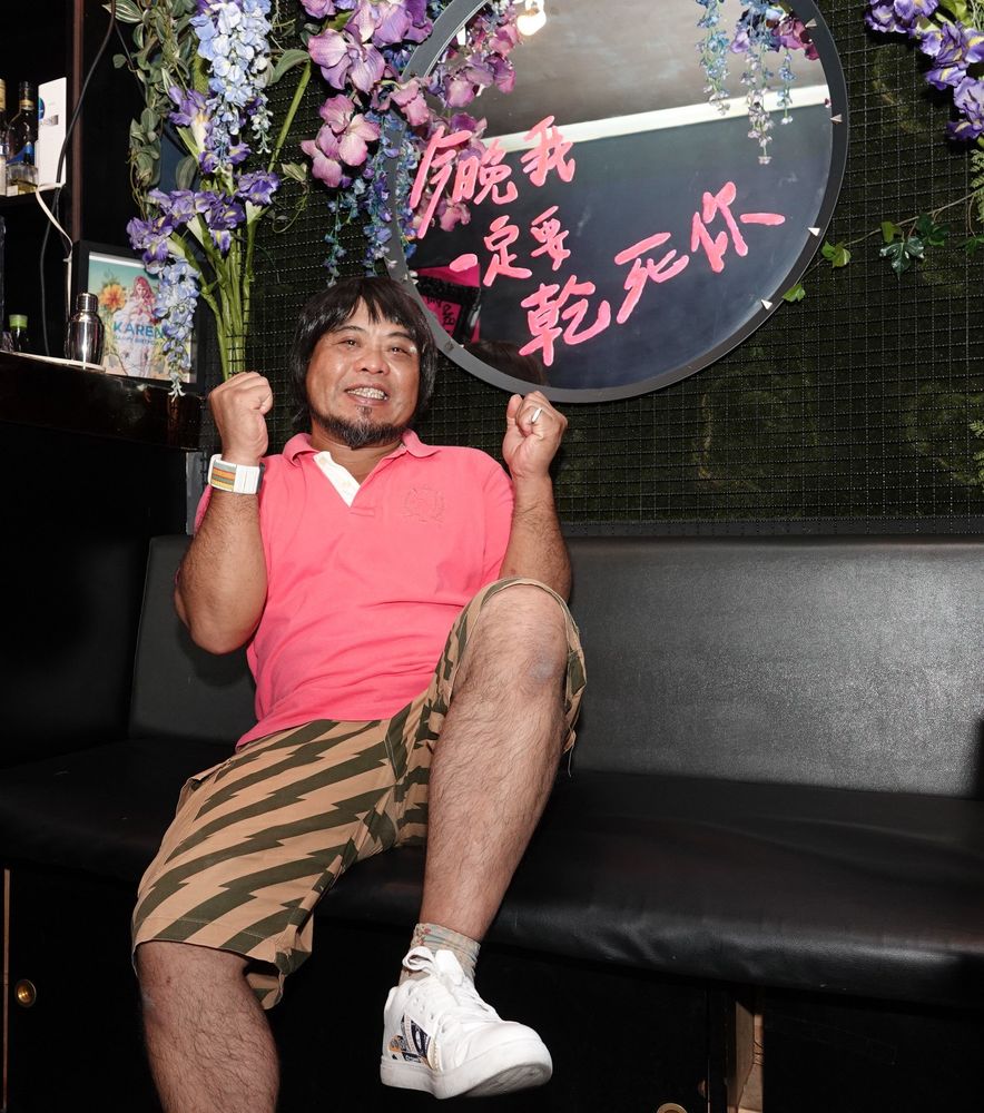 巴大雄幻想將來發大財後，計劃再補買一個大鑽戒，重新將愛妻套牢。陳德興攝