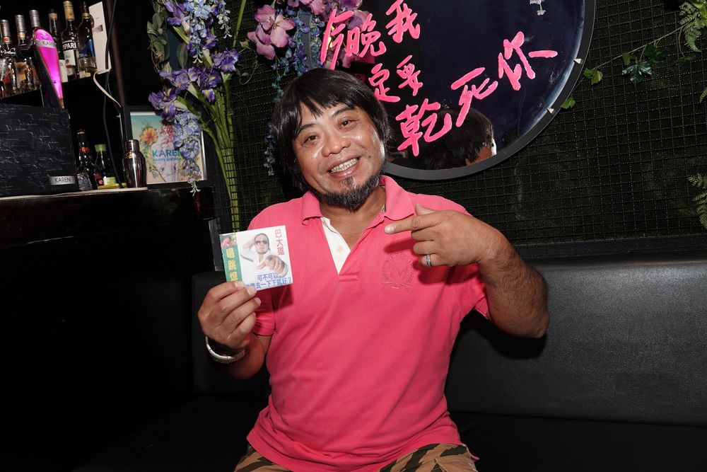 巴大雄成名後，自製上頭印有他圖像的衛生紙宣傳。陳德興攝