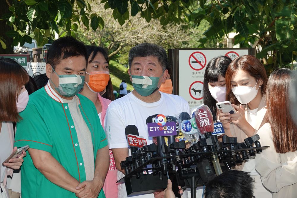 陳時中（中）表示，從記者會的表現，評論對市政瞭解與否。陳德興攝