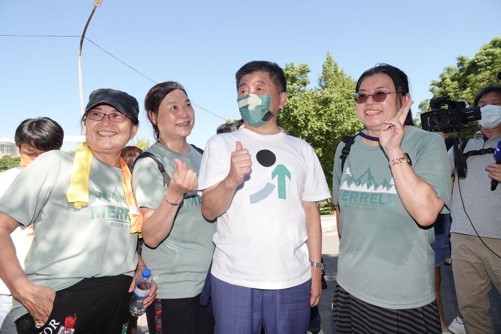 陳時中（中）說，自己傾向直接回答政見問題。陳德興攝