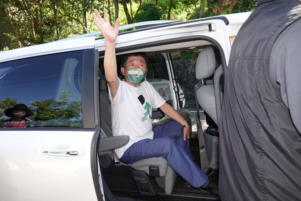 陳時中（右3）說，自己已離開指揮中心。陳德興攝