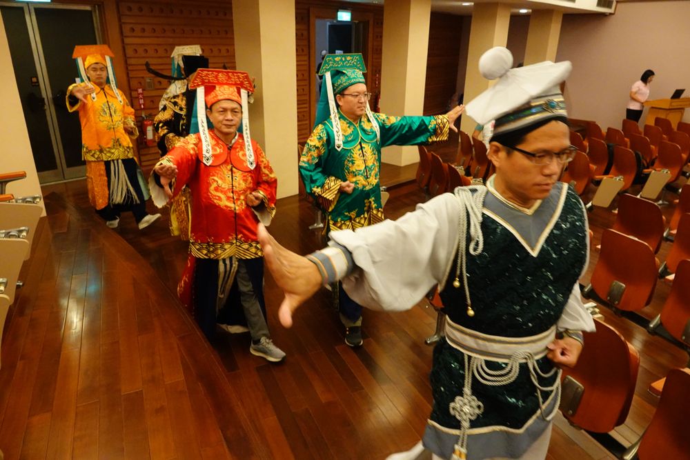 民進黨宜蘭五合一選舉參選人扮成包公、展昭等角色，宣示反賄選反貪腐。林泊志攝