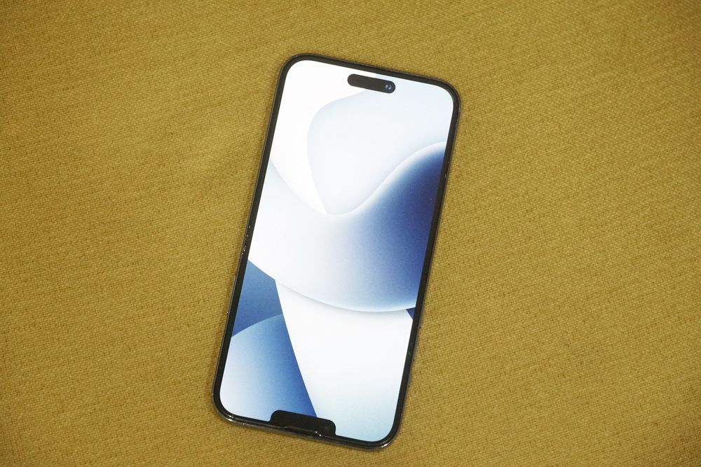 手機上下顛倒製造 iPhone 14 Pro Max 新機錯覺，這小技巧經常被部分爆料者所使用。黃子倫攝