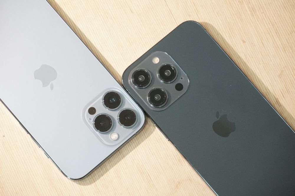 iPhone 14 Pro Max 模型機對比 iPhone 13 Pro Max 鏡頭模組面積增大。黃子倫攝