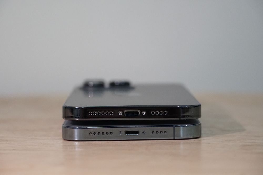 iPhone 14 Pro Max 模型機上可見底部邊框的揚聲孔排列與維持 Lightning 連接埠。黃子倫攝