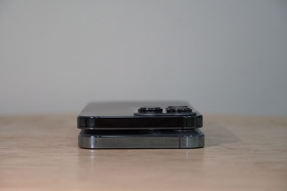 霧面機背搭配亮面邊框，iPhone 14 Pro Max 模型機（上）與 iPhone 13 Pro Max。 黃子倫攝