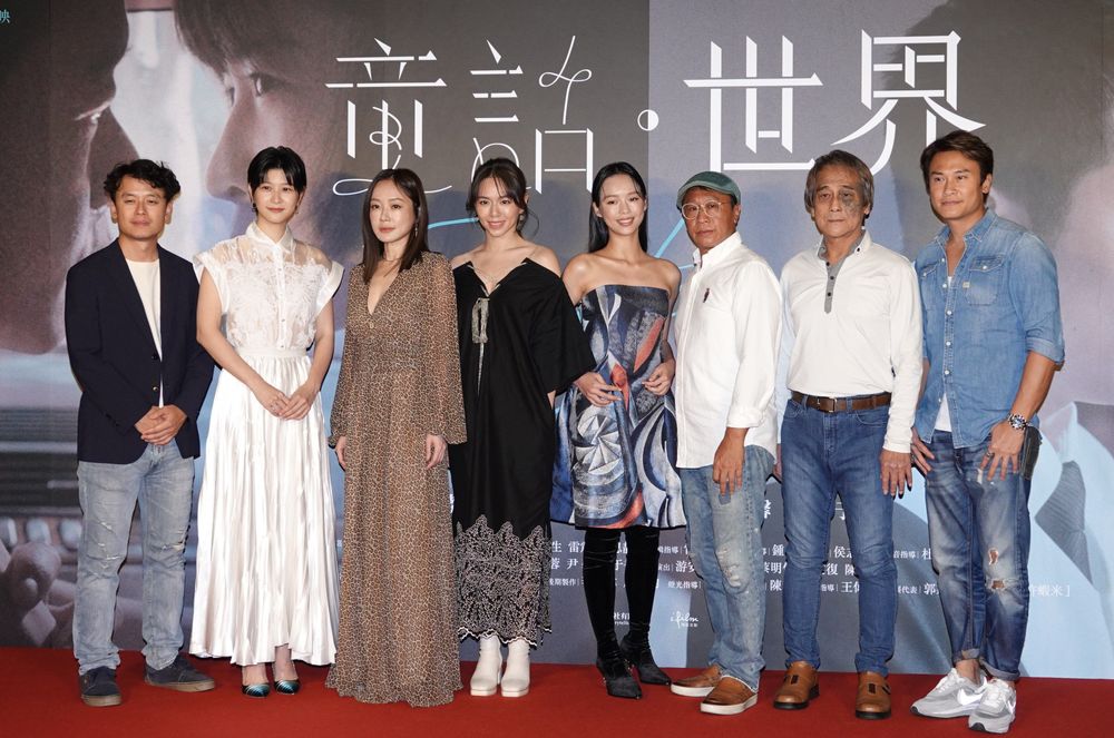 導演唐福睿（左起）、江宜蓉、尹馨、夏于喬、王渝屏、游安順、蔡明修（蔡爸）、王振復開心合影。陳德興攝