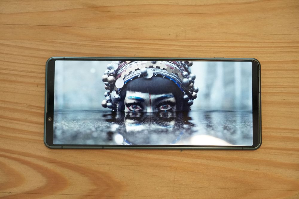 6.1 吋 21:9 HDR OLED 螢幕，顯示亮度與立體度佳。黃子倫攝