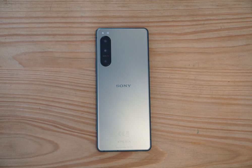 霧面機背設計，直排三鏡頭和置中 Sony logo。黃子倫攝