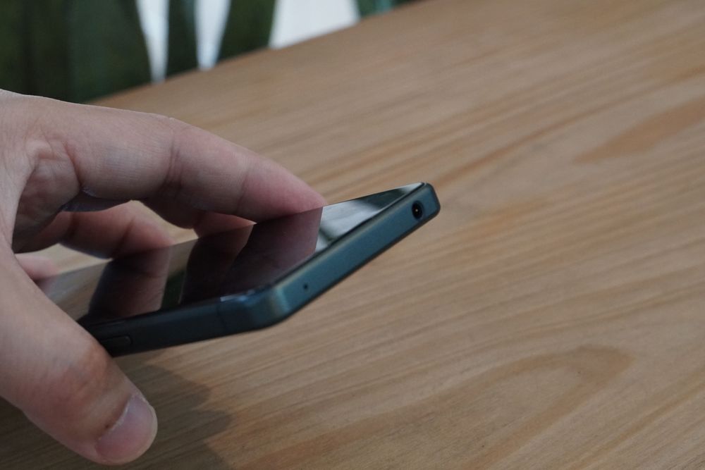 頂邊框的 3.5mm 耳機孔。黃子倫攝