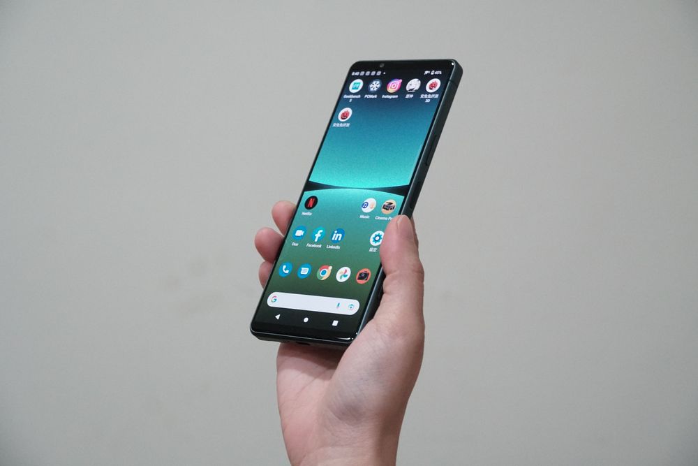 21:9 螢幕與窄機身適合單手掌握。黃子倫攝