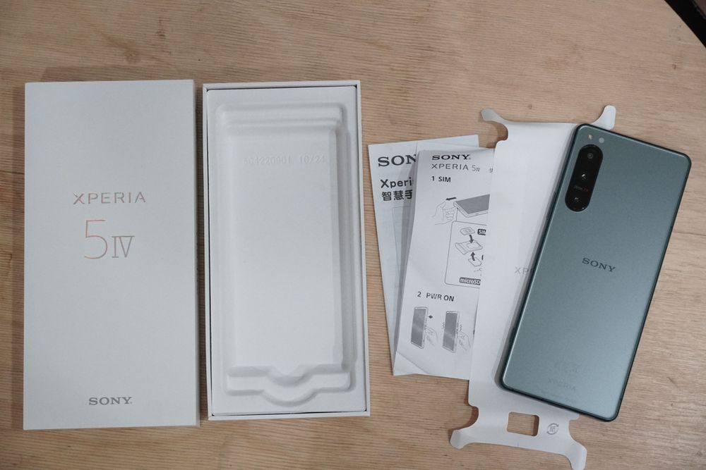 全紙質外包裝盒，內裡僅手機、保護貼紙、說明書。黃子倫攝