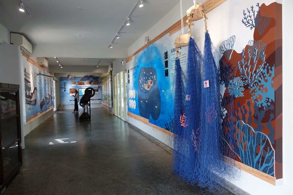 南方澳討海文化館內設有常設展，並舉辦年度特展及結合地方資源、節慶活動等教育推廣活動，已完成委外經營，未來將讓遊客深度認識南方澳文化。林泊志攝