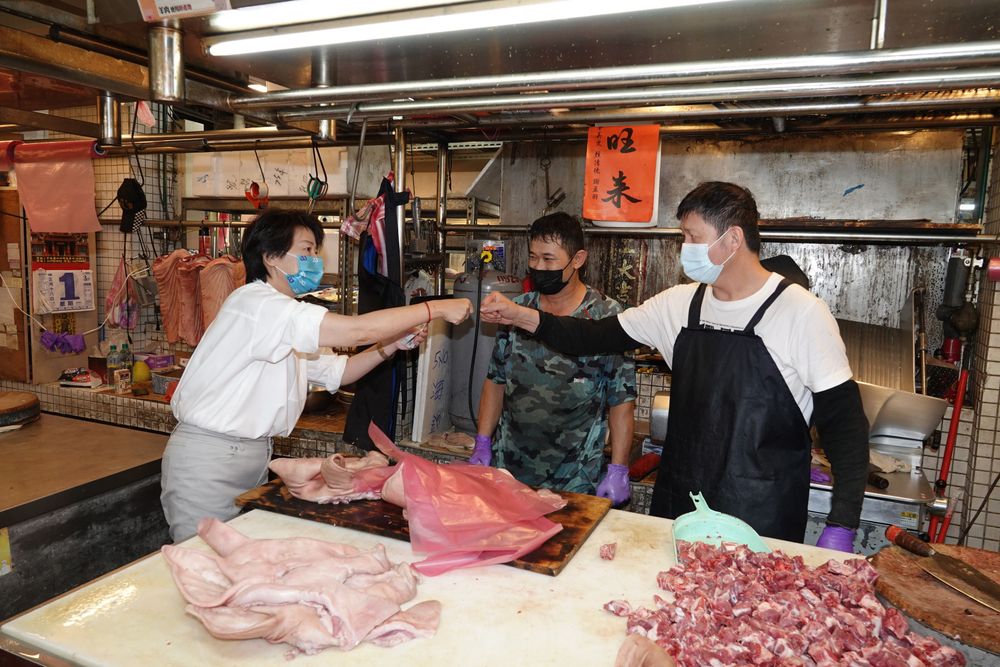 無黨籍台北市長參選人黃珊珊與西寧市場攤商互動。陳德興攝