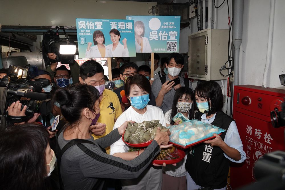 無黨籍台北市長參選人黃珊珊走訪萬華西寧市場。陳德興攝