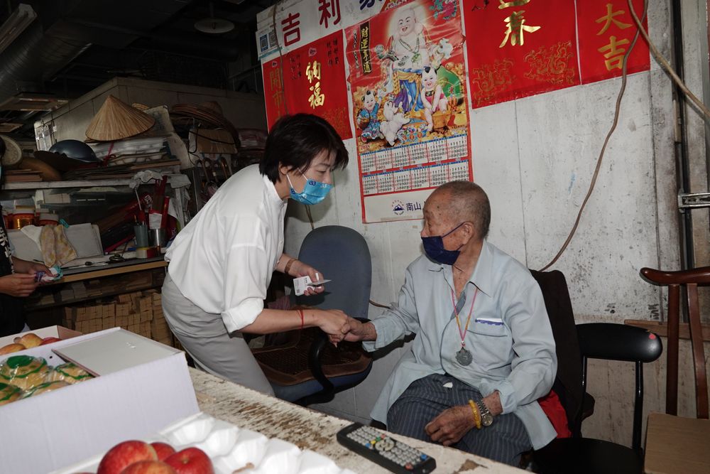 無黨籍台北市長參選人黃珊珊今日(10/7)走訪西寧市場。陳德興攝