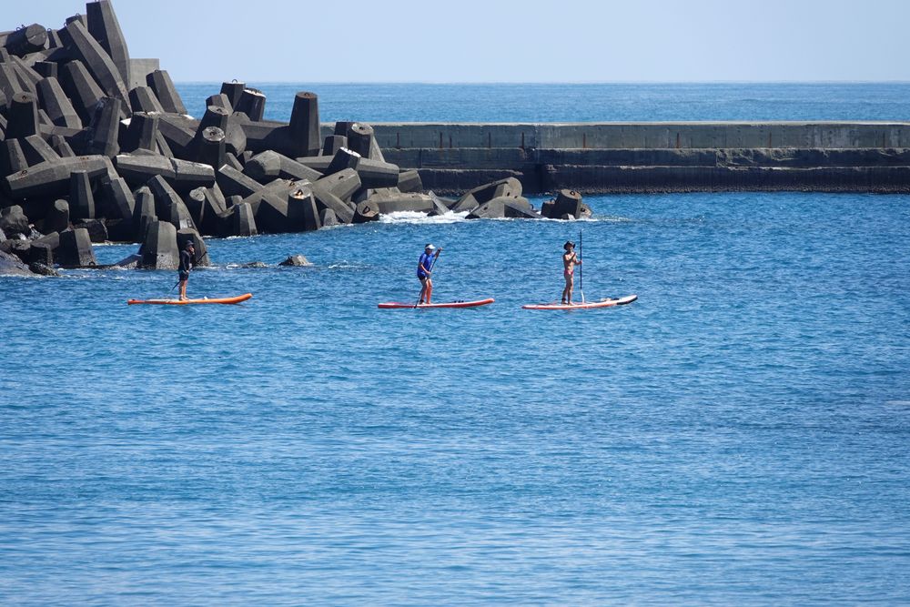 南方澳豆腐岬水上活動多，常見潛水、SUP立槳玩家在海上遊玩。林泊志攝