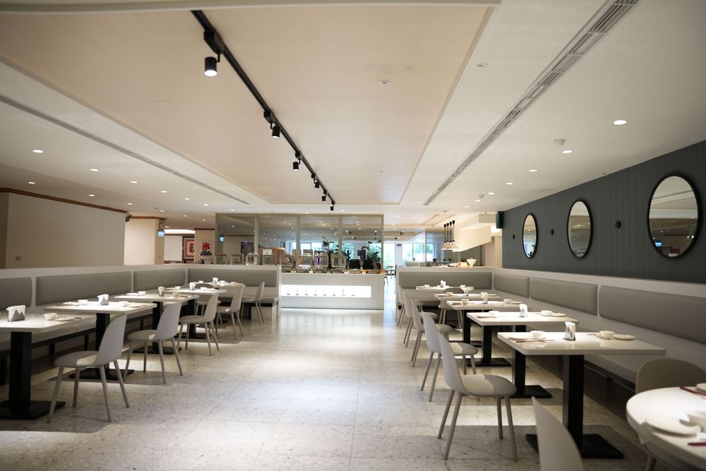 斥重资改装的「HOVII KITCHEN」同样走简约风。黄盈甄摄