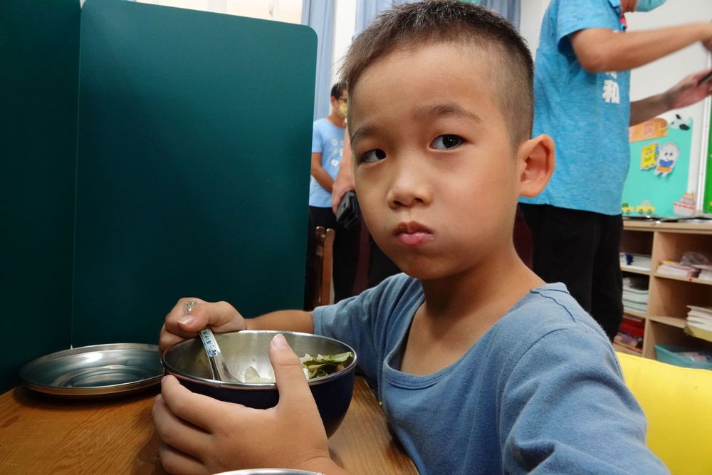 學童大快朵頤。林泊志攝