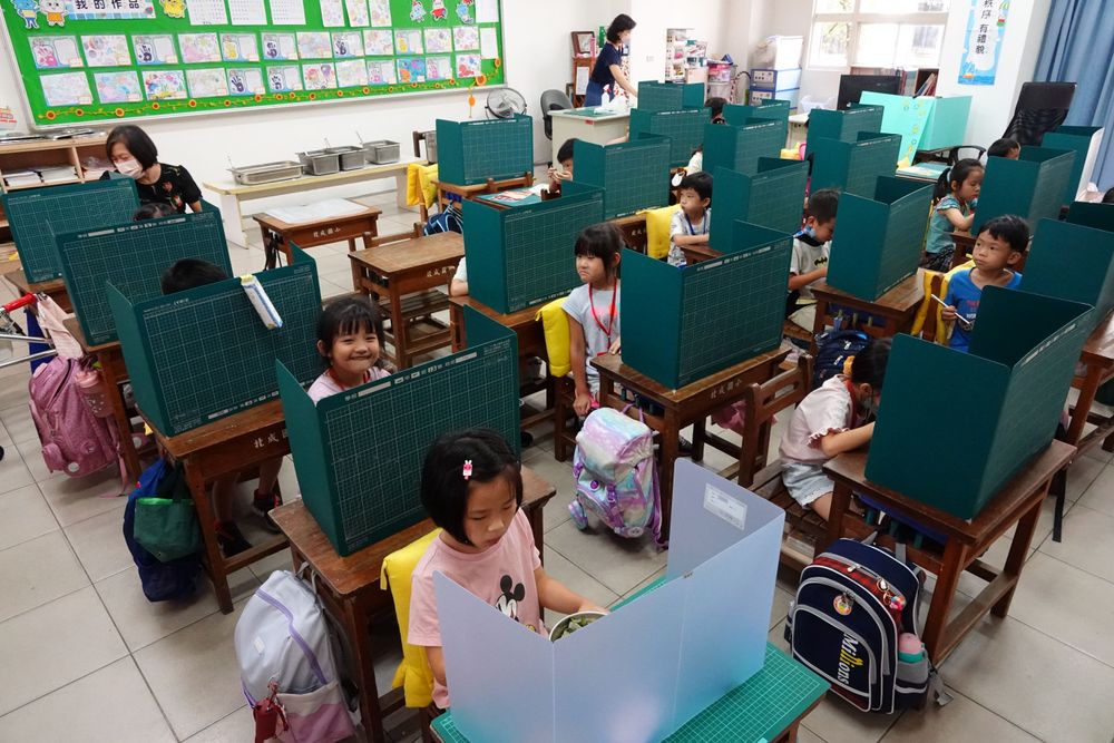 防疫期間學童以隔板品嚐營養午餐。林泊志攝