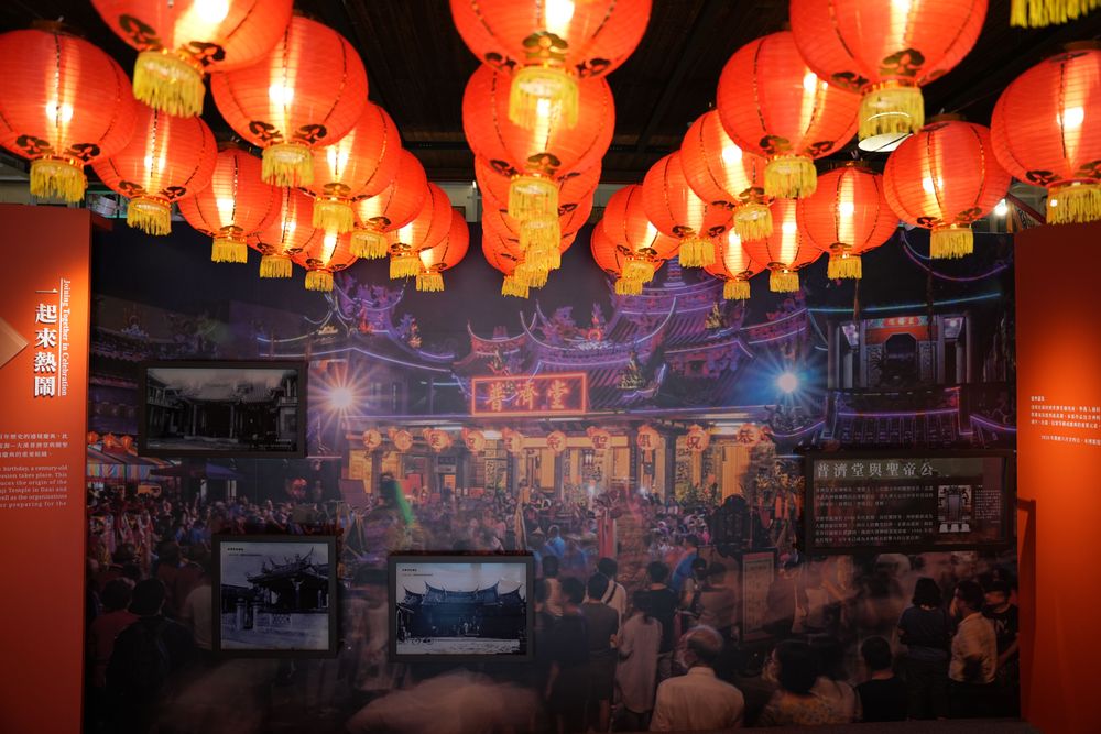 地景藝術節亦規劃有小旅行活動，帶領旅人深度走訪大溪，圖為探討大溪宗教文化的「六廿四故事館」。黃盈甄攝